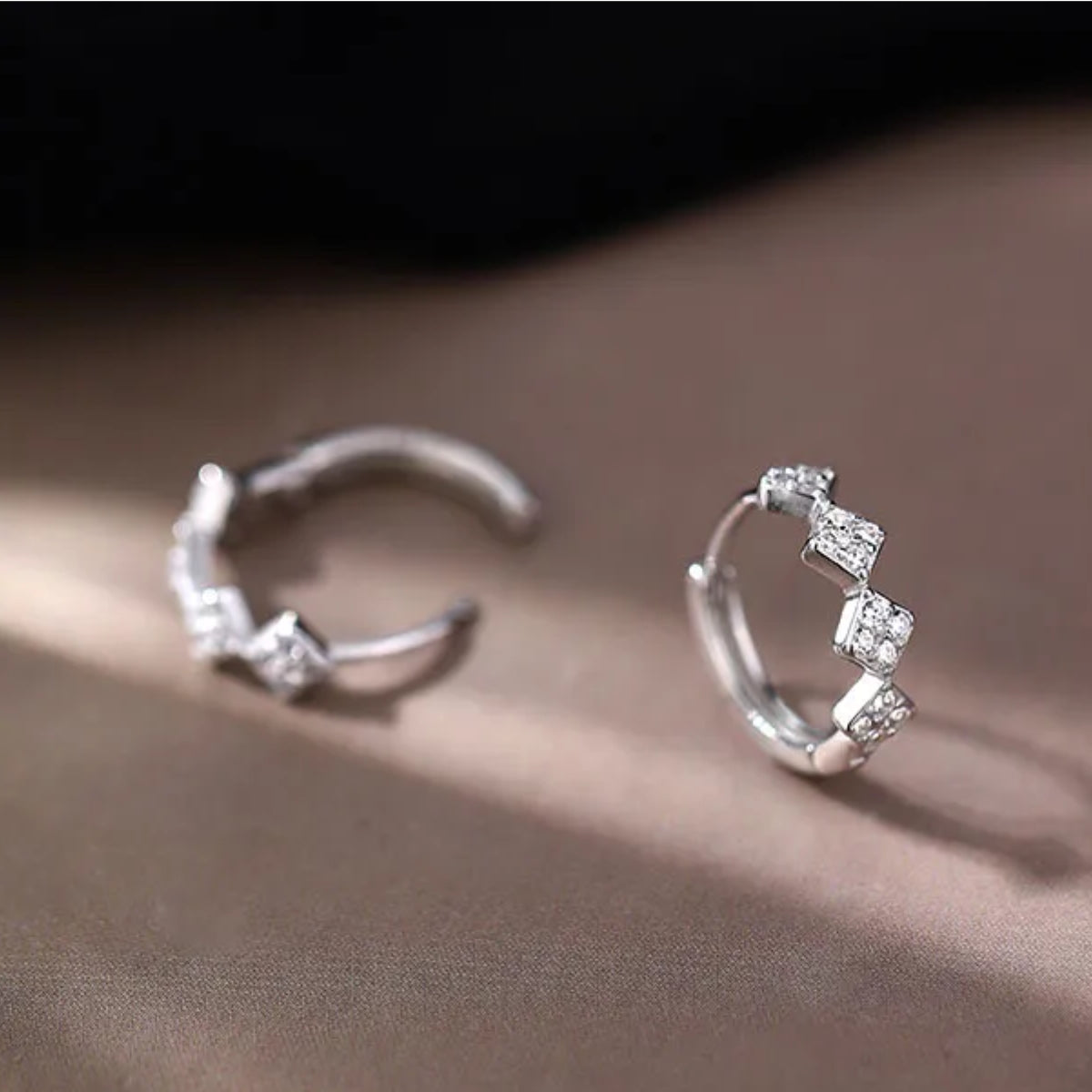 Zilveren oorringen met Zirkonia stenen - 925 zilver