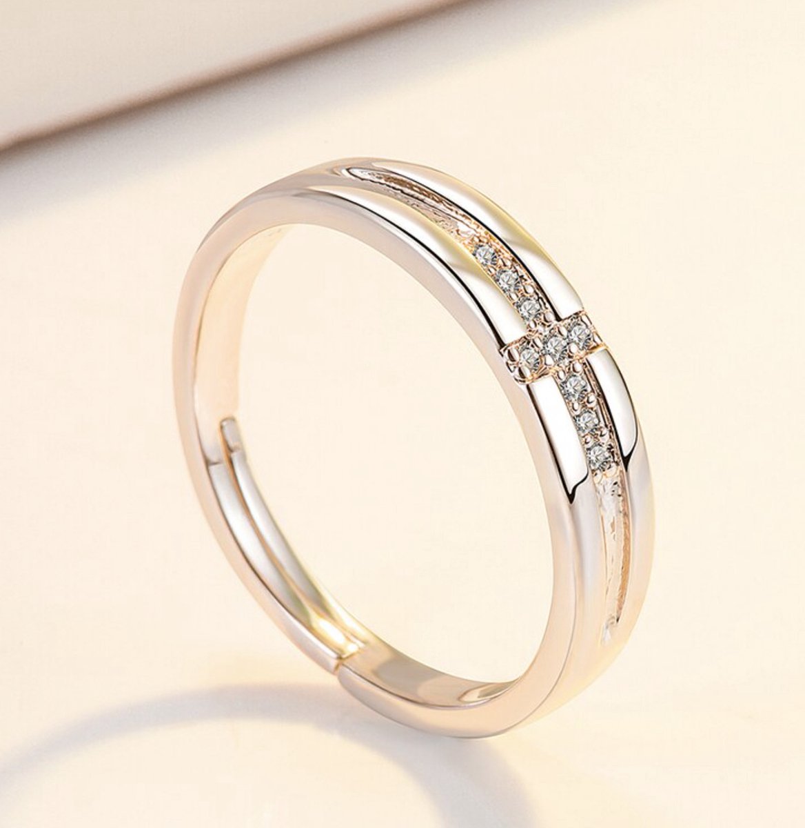 ring met kruis ingelegd met steentjes, zilver