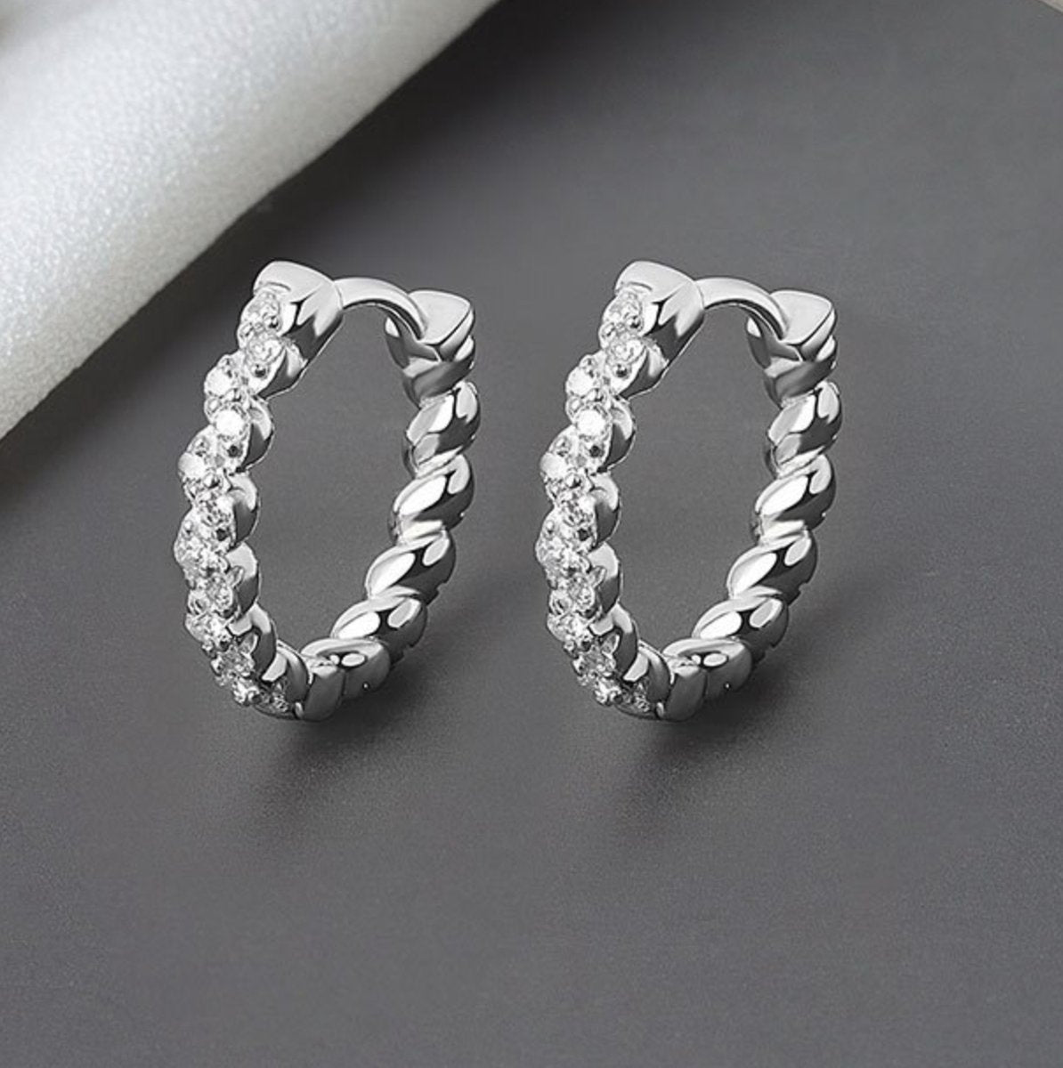 oorbellen ingelegd met zirkonia steentjes, zilver