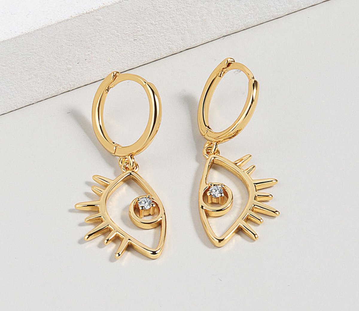 oog oorbellen ingelegd met steentjes, goud