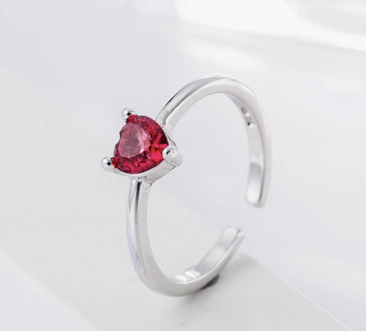 zilveren ring met rood zirkonia hartje