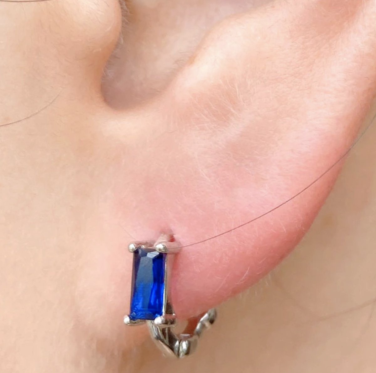 Hippe zilveren oorbellen met blauwe zirkonia