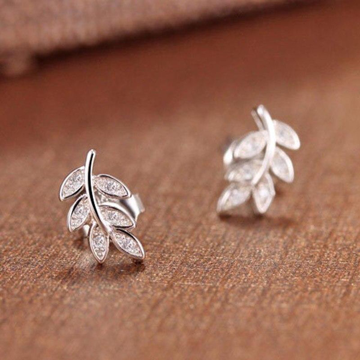 Leaf earrings - zilveren dames oorbellen in de vorm van een blad ingelegd met steentjes - Liefs Jade