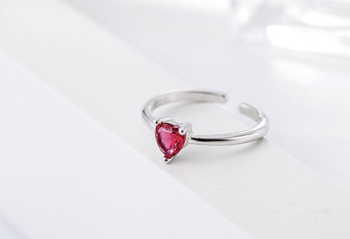zilveren ring met rood zirkonia hartje