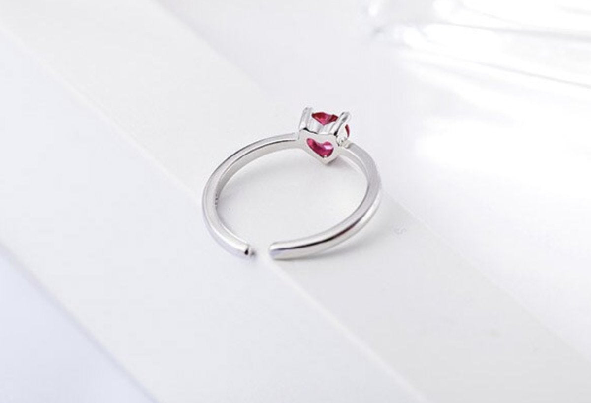 zilveren ring met rood zirkonia hartje