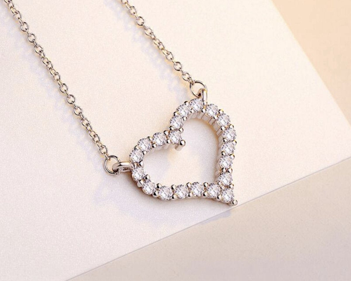ketting met hartje ingelegd met steentjes, zilver