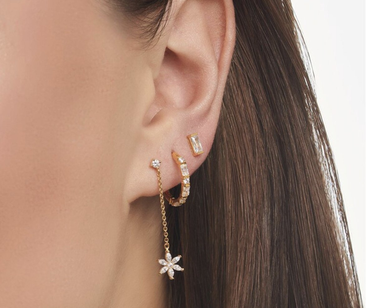 Gouden oorbellen ingelegd met steentjes