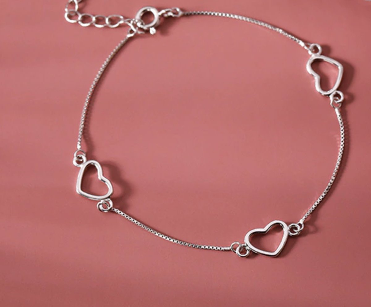 Dames armbandje met hartjes