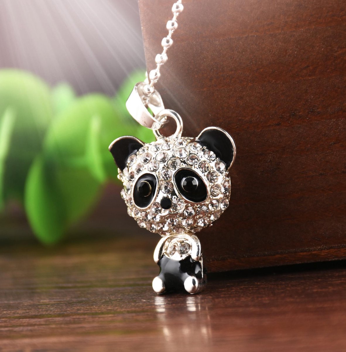 Leuke zilverkleurige panda ketting met ingelegde steentjes