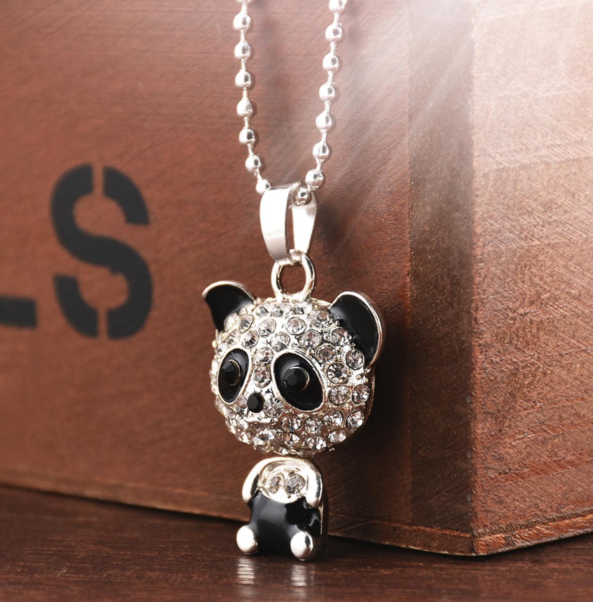 Leuke zilverkleurige panda ketting met ingelegde steentjes