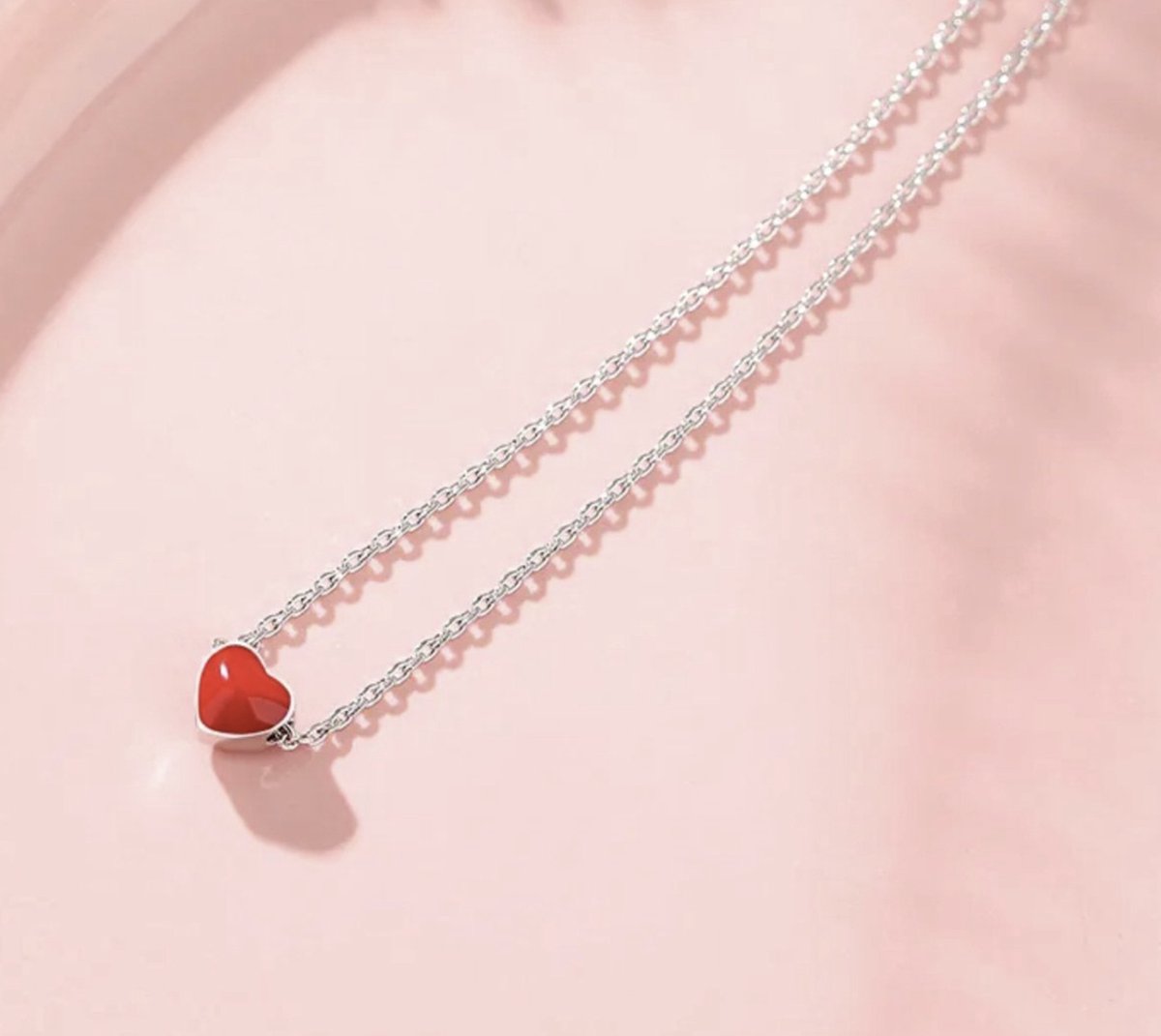 Ketting met rood hartje, zilver