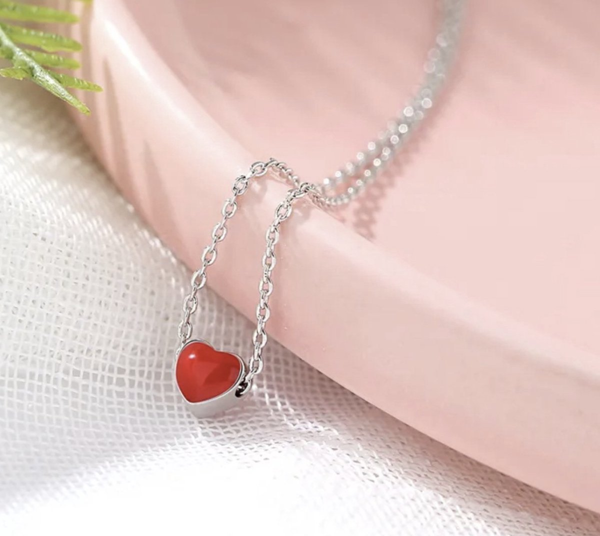 Ketting met rood hartje, zilver