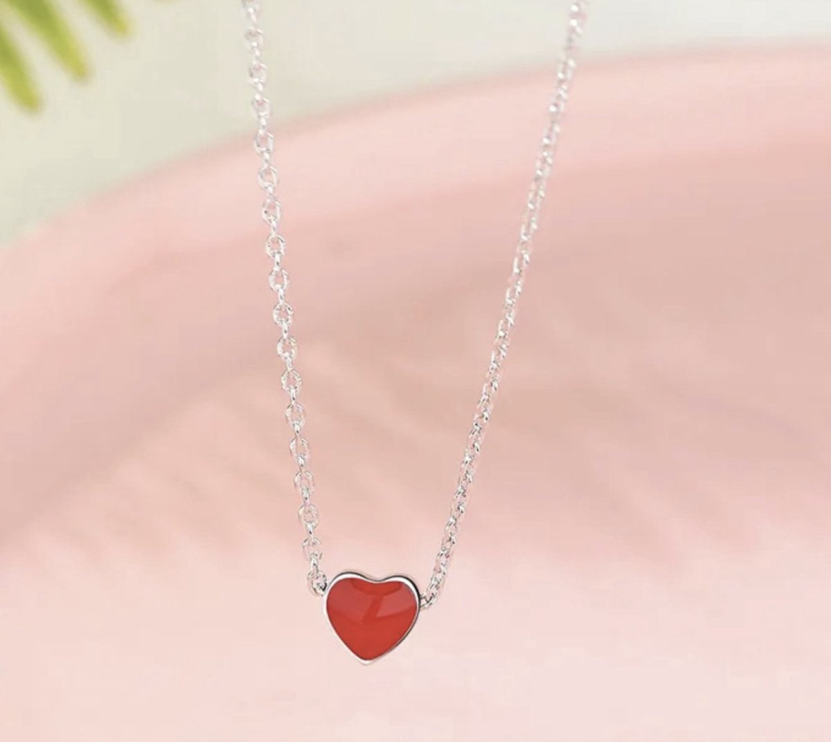 Ketting met rood hartje, zilver