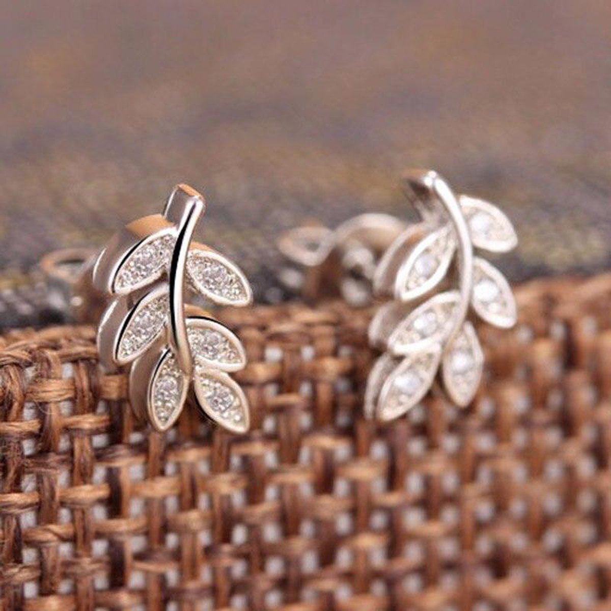 Leaf earrings - zilveren dames oorbellen in de vorm van een blad ingelegd met steentjes - Liefs Jade