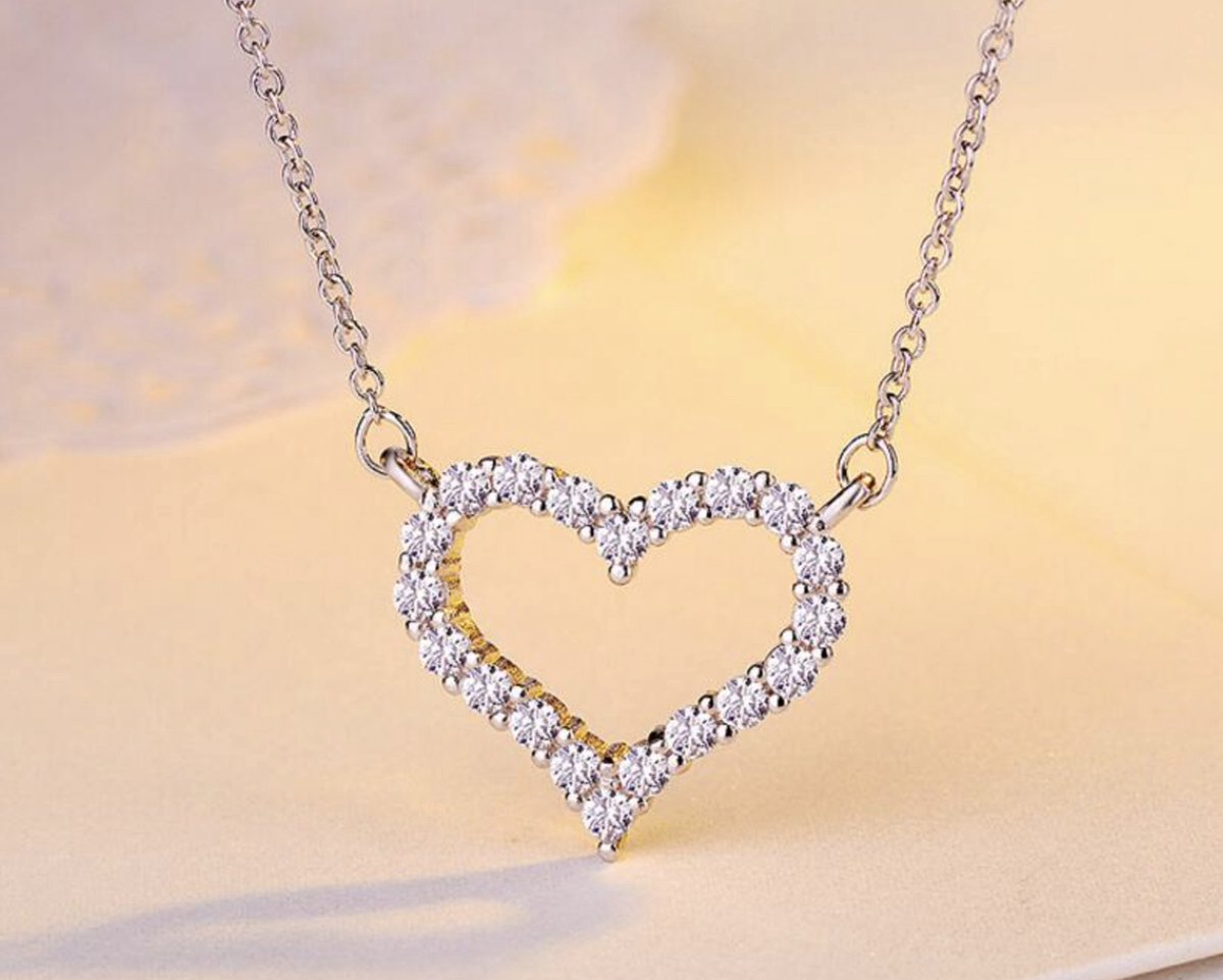 ketting met hartje ingelegd met steentjes, zilver