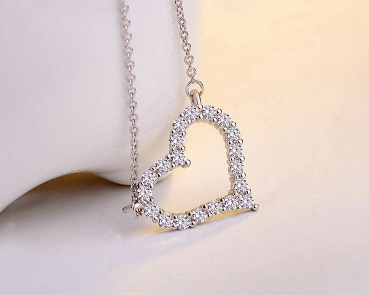 ketting met hartje ingelegd met steentjes, zilver