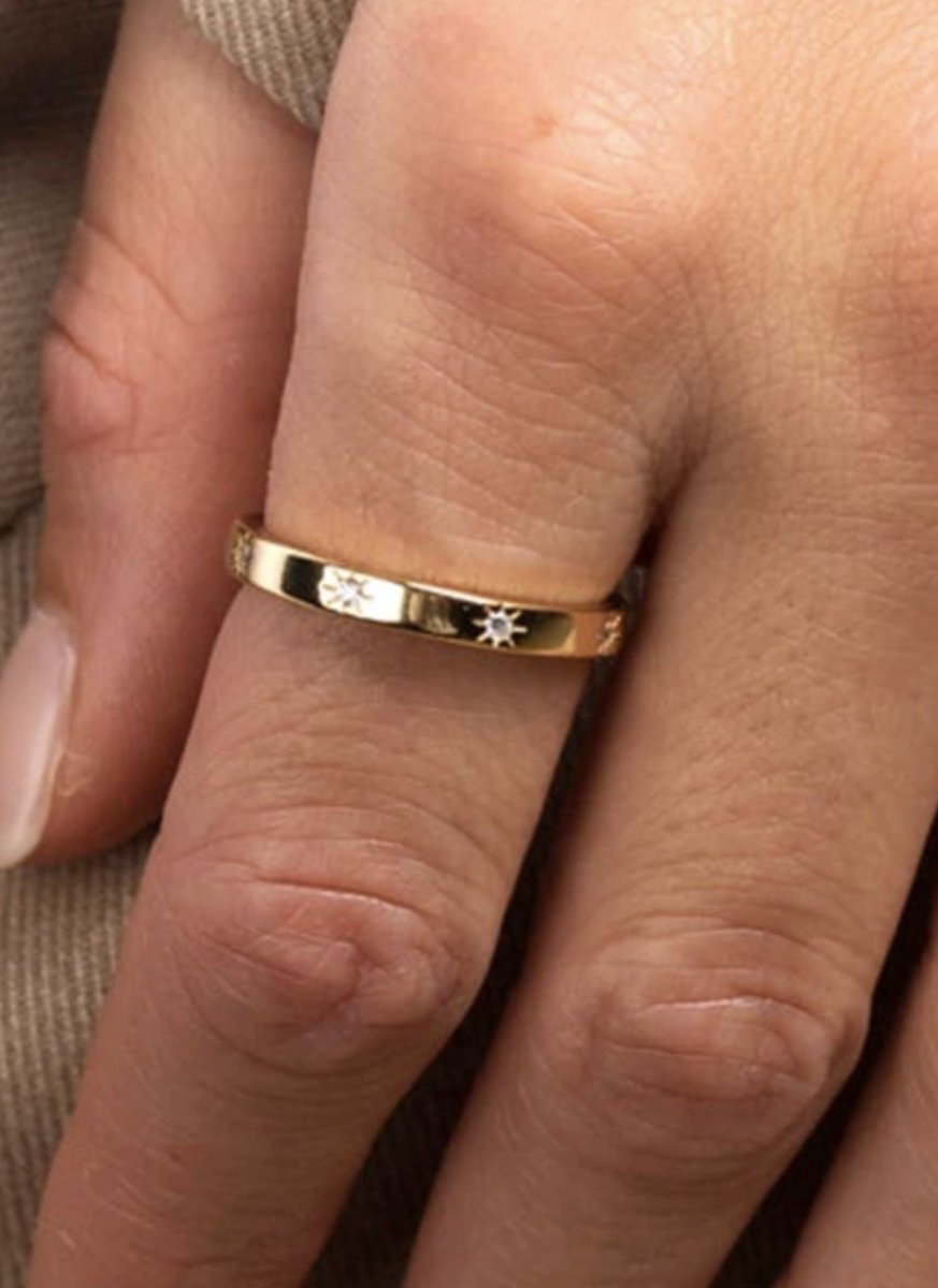 ring met sterretjes ingelegd met steentjes, goud, 16mm